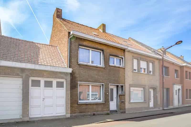 Te renoveren rijwoning in hartje Eernegem