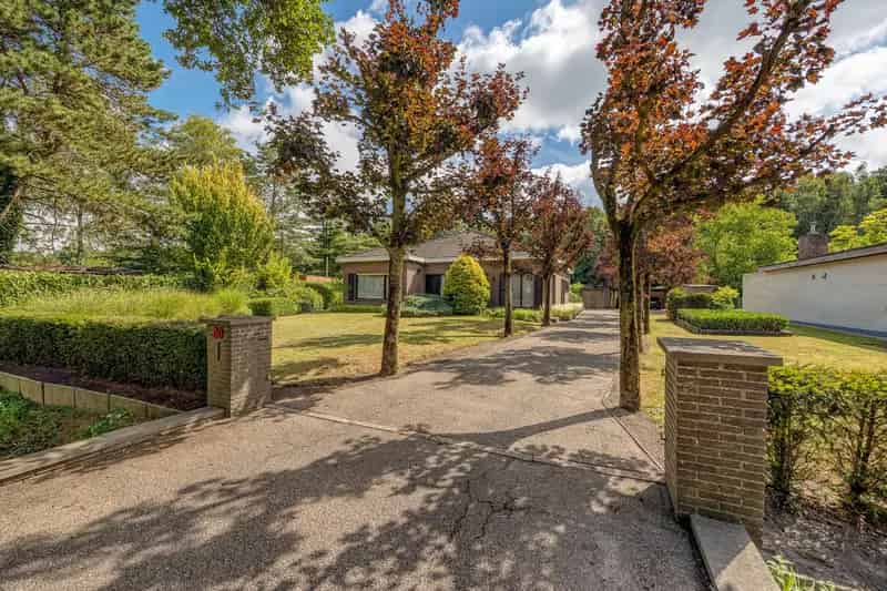 Laagbouwwoning met 4 slaapkamers op een perceel van 2.145m².