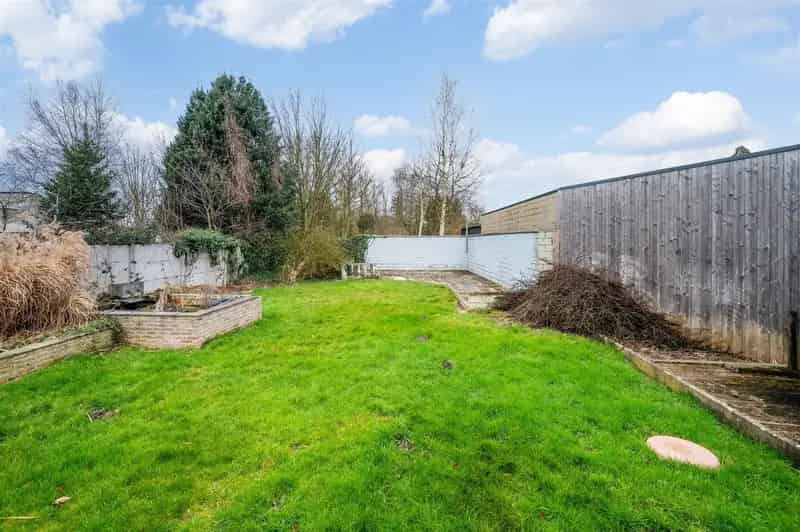 Te renoveren woning met kantoor, centrum Laarne!