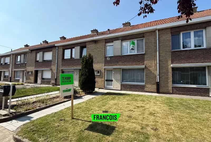 Te renoveren woning met uitweg en garage nabij centrum Roeselare