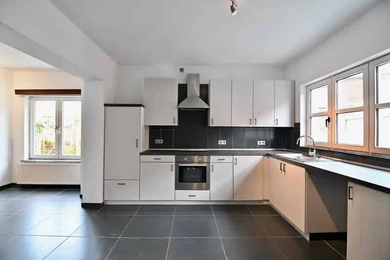 Gezellig en ruime halfopen woning nabij het stadscentrum van Tongeren met 3 slaapkamers, garage en stalling
