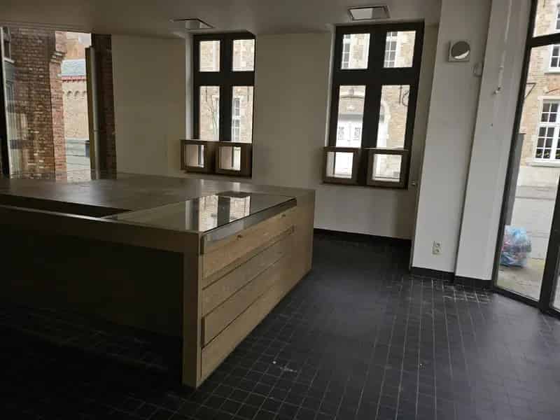 Uiterst goed gelegen winkelruimte met berging in toeristische Katelijnestraat in Brugge centrum!