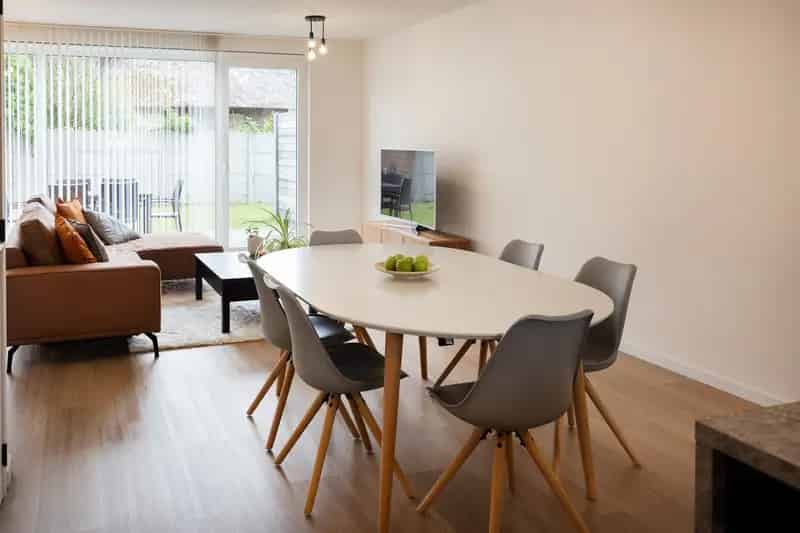 Zeer recente woning met 4 slaapkamers, tuin en garage.