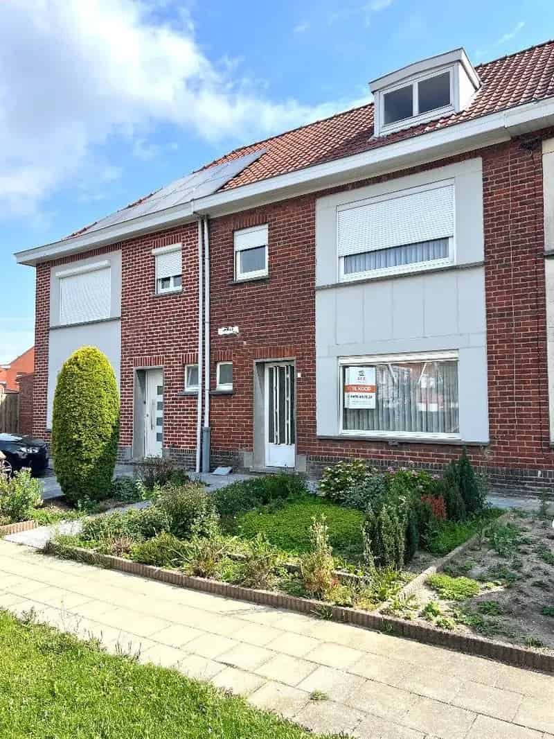Rijwoning met garage en uitweg te koop te Harelbeke