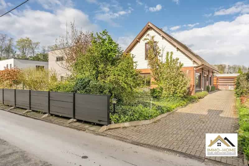 Ruime vrijstaande woning in groene omgeving