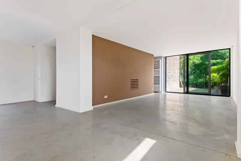 Vrijstaande en gemoderniseerde woning