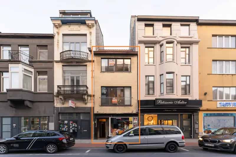 OPBRENGSTEIGENDOM : handelspand met duplex appartement.