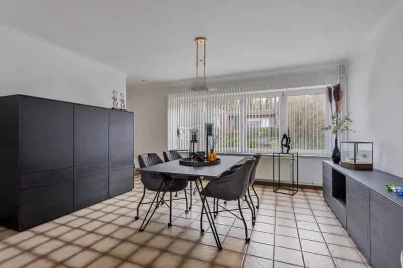 Ruime woning met karakter + appartement + werkplaats te Tongeren-Sluizen