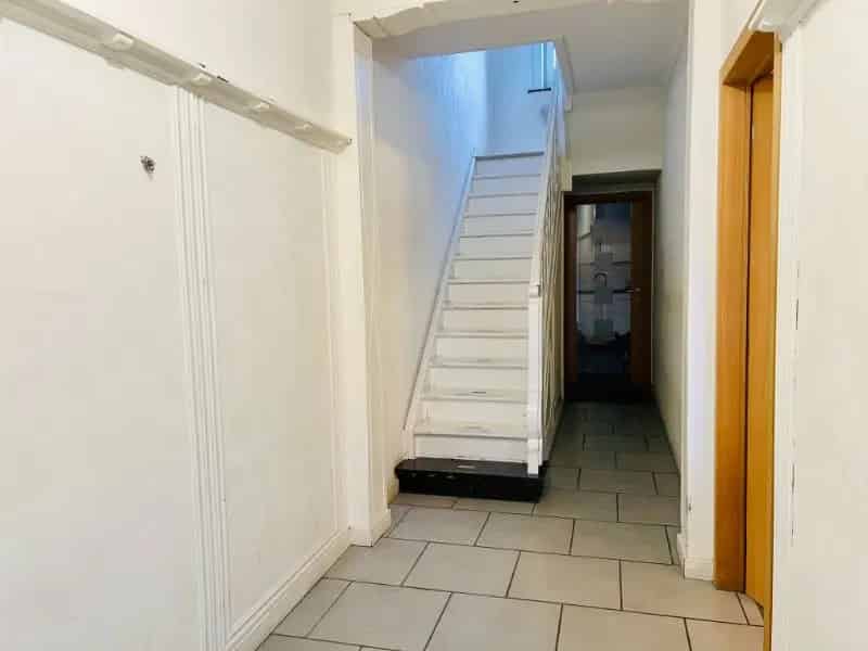CHARMANTE RIJWONING MET DRIE SLAAPKAMERS, TUIN EN VEEL POTENTIEEL