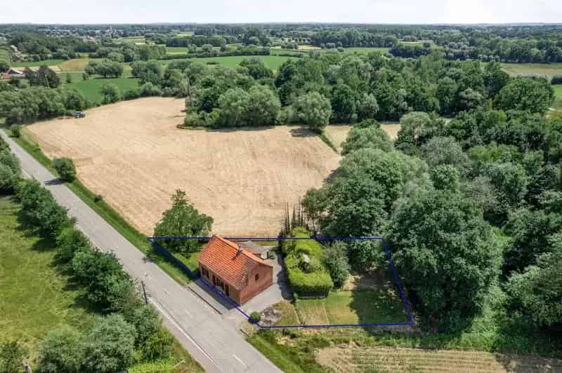 Te renoveren woning, gelegen aan de Dijle te Bonheiden.