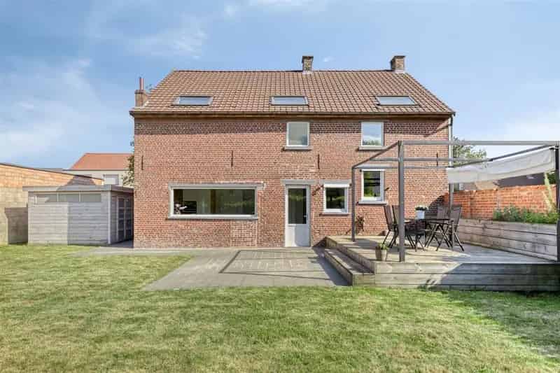 Vrijstaande gerenoveerde woning met 4 slaapkamers