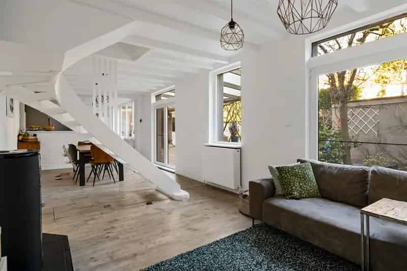 Karaktervolle, ruime woning met 6 slaapkamers, magazijn en imposante tuin!