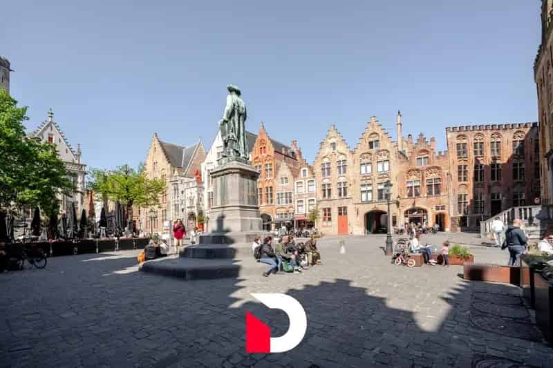 Karaktervolle / historische burgerwoning op het Jan Van Eyckplein te Brugge.
