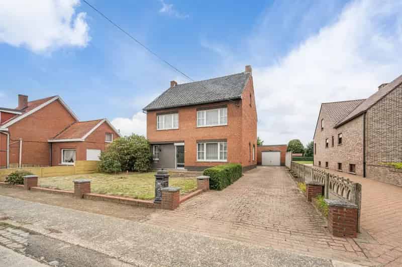 Te renoveren vrijstaande eengezinswoning.