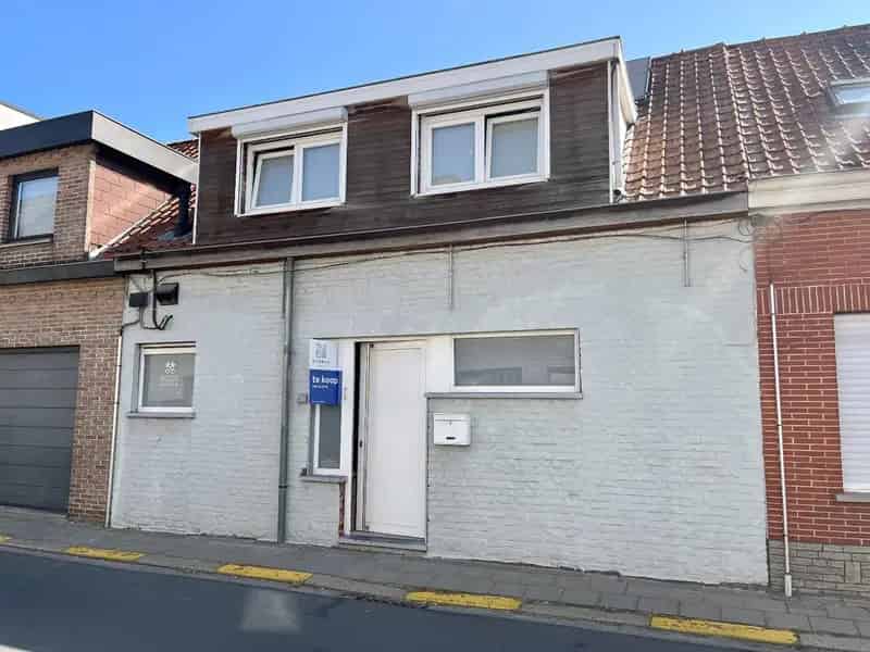 Instapklare woning te koop in Kuurne met zonnepanelen en aangename tuin.