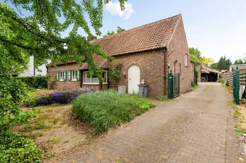 Centraal gelegen karaktervol landhuis op 1558m2 met 3 SLK, tuin & garage