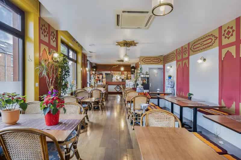 Handelspand met woning te huur: Restaurant en appartement