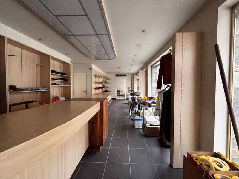 Dit te renoveren handelshuis MET VEEL POTENTIEEL heeft een bewoonbare oppervlakte van 256 m2 (volgens EPC-attest). 

De woning heeft een ETALAGE VAN 16 m breedte en dit in het centrum van Roeselare. 

De indeling is als volgt: 
Gelijkvloers: expositieruim