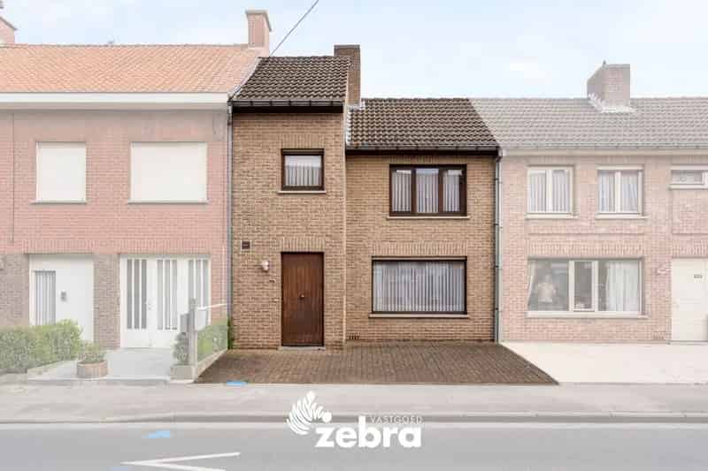 Licht op te frissen woning met drie slaapkamers, garage en uitweg te Rumbeke!
