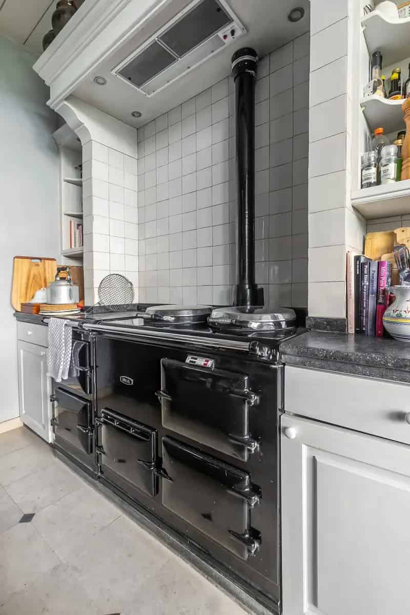 Huis te huur: Domein met villa, atelier, magazijn en kantoor