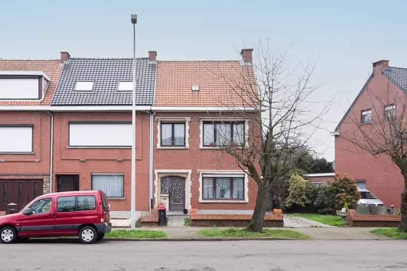 Ruime halfopen bebouwing met vijf slaapkamers 8504700