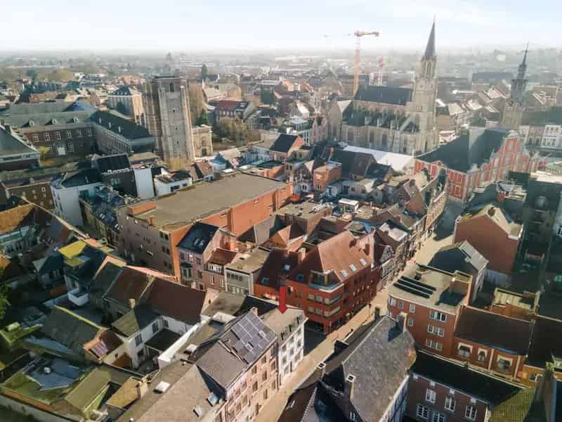 Gerenoveerd gebouw met 3 appartementen en handelspand