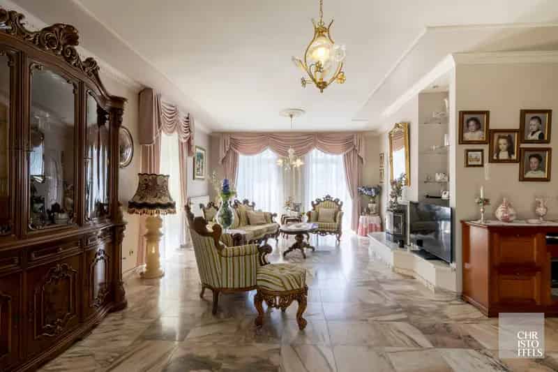 Huis te koop: Zeer ruime woning met 2 studio's