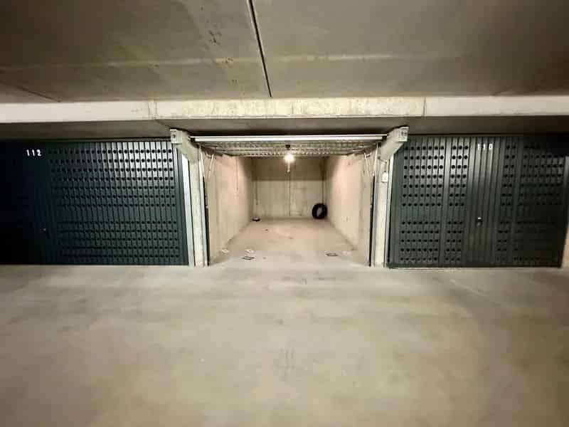 Gemakkelijk toegankelijke ruime garagebox in een recente residentie in de Elizabetlaan.