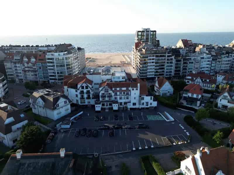 Gesloten garagebox in de res. Zoute Palace op het Alberplein