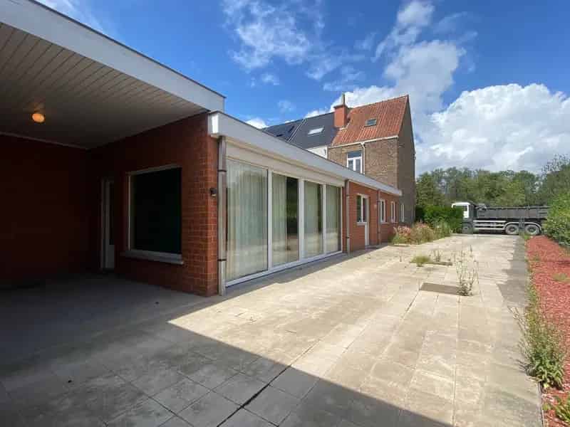 Ruime halfopen gezinswoning met grote garage/atelier (+/- 60m²) op een strategische ligging.