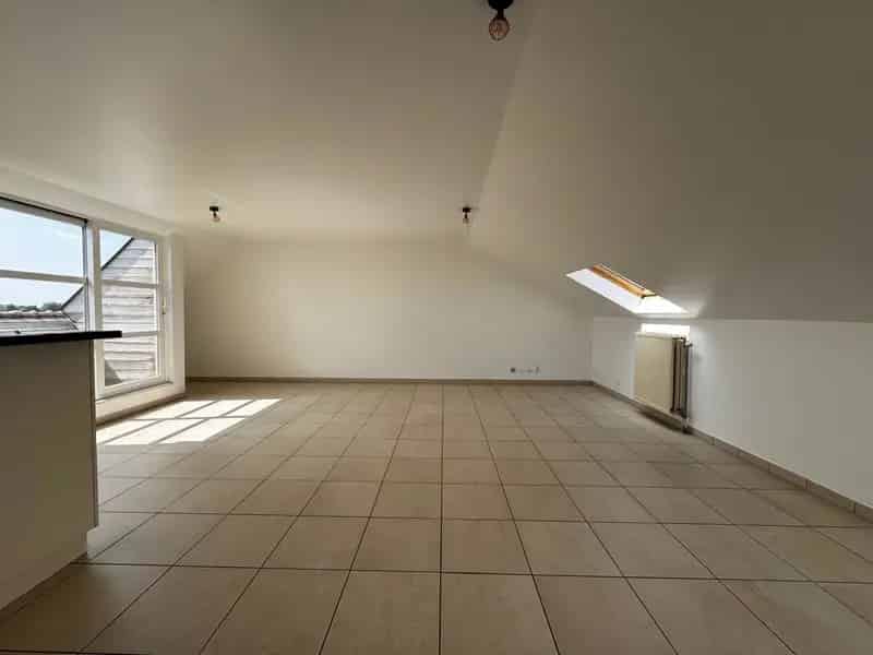 Mooi zeer verzorgd appartement in Moorslede. Het appartement is gelegen in "Residentie De Maretak" en bevindt zich op de 3de verdieping.
Er is een lift aanwezig in het gebouw.

De indeling is als volgt:
- Centrale inkomhall
- Toilet
- Ruime woonkamer met 
