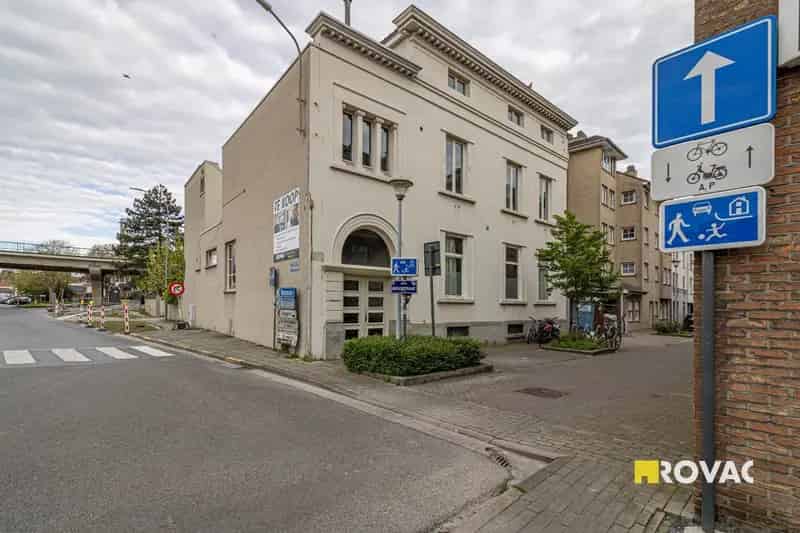 Gelijkvloerse kantoorruimte nabij het centrum en het station van Izegem!