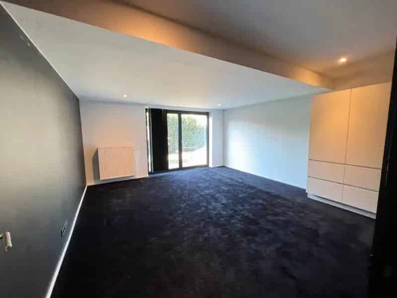 BEMEUBELDE moderne woning met 3 slaapkamers, rustig gelegen in doodlopende straat en op wandelafstand van centrum Mol.