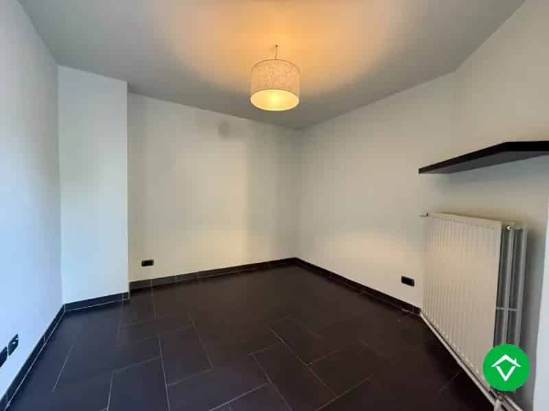 Ruime woning met 5 slaapkamers te Zwevezele