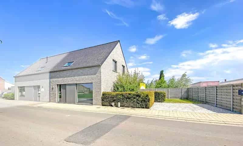 Moderne halfopen bebouwing met 3 slaapkamers.