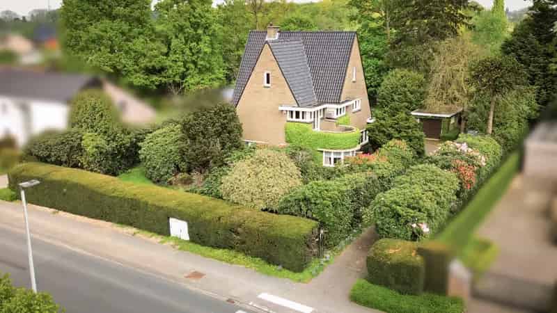 Te renoveren villa met art deco elementen te Sint Niklaas