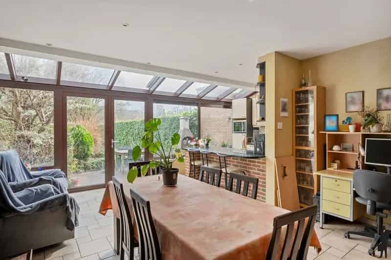 Halfopen gezinswoning op ca. 974 m² met 4 slaapkamers!
