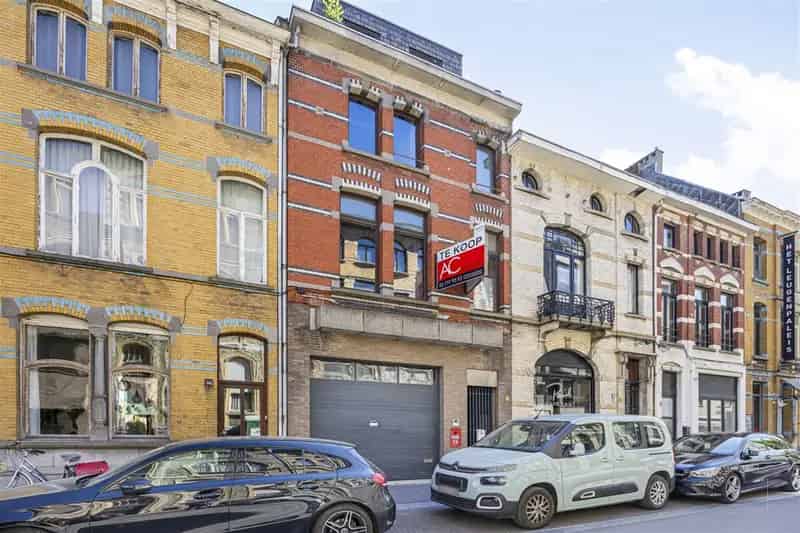 Karaktervolle herenwoning met 3 slaapkamers én enorme garage