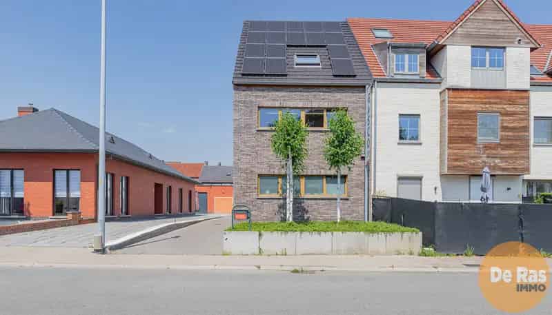 Huis te Koop: Recent Gebouw met Magazijn en Zonnepanelen