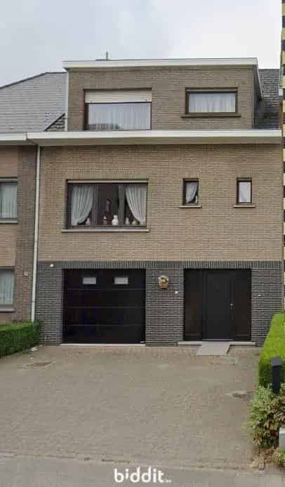 STADSWONING MET GARAGE EN TUIN