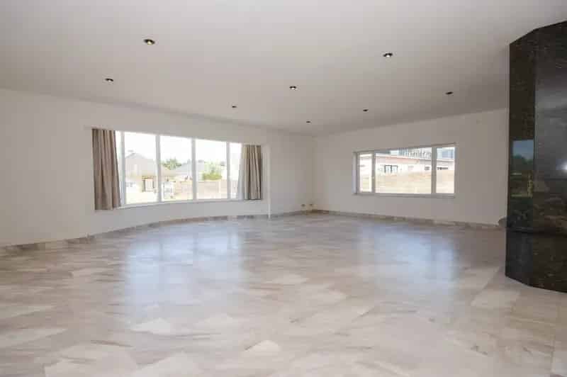 Ruime, op te frissen villa woning op een mooi perceel van 1.583m²