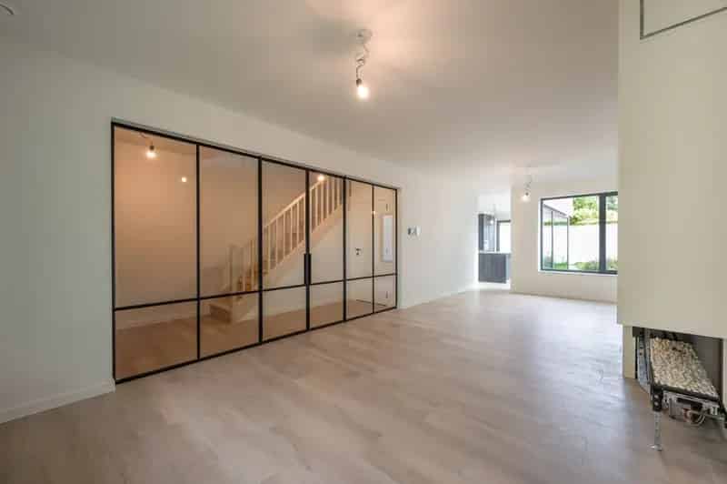 Prachtig afgewerkte woning, zeer rustig gelegen nabij het centrum