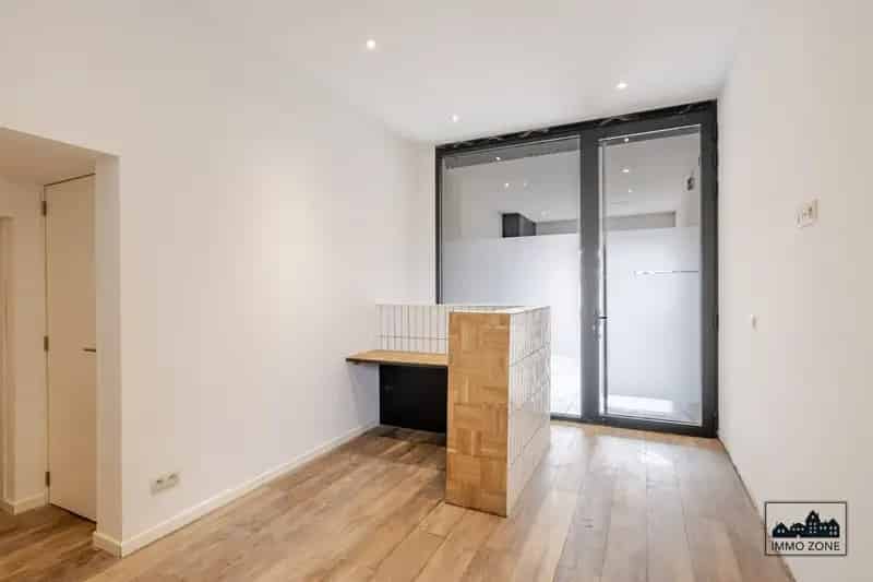 Handelspand met duplexappartement in centrum Hemiksem!