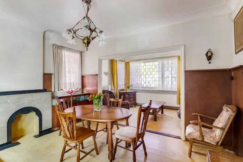 Te renoveren, geklasseerde art deco woning met 3 slpk, ruime zolder en Z-tuin