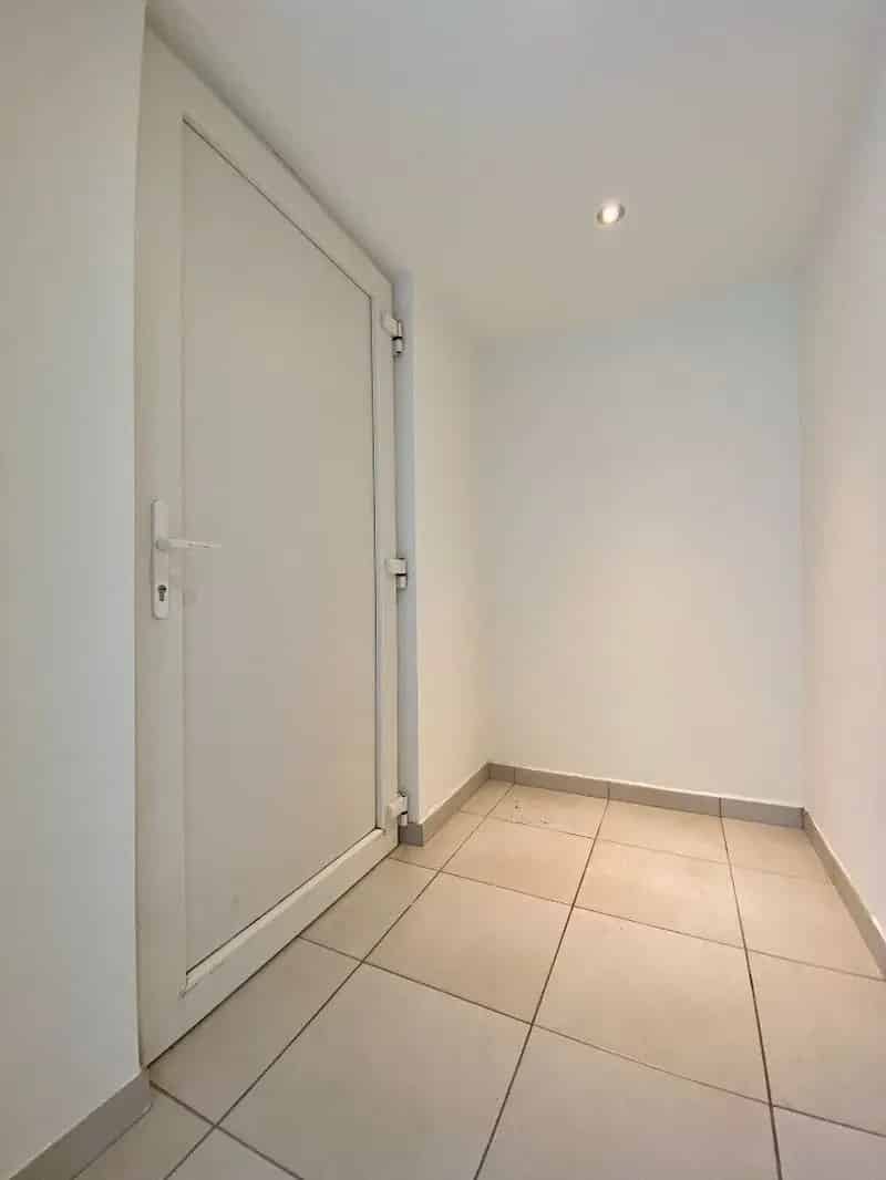 Volledig vernieuwde rijwoning met grote tuin, uitweg en parking.