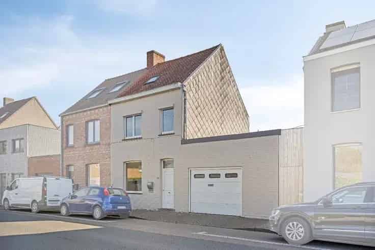 Te Koop: Gezellige woning met 3 slaapkamers in centrum Veurne
