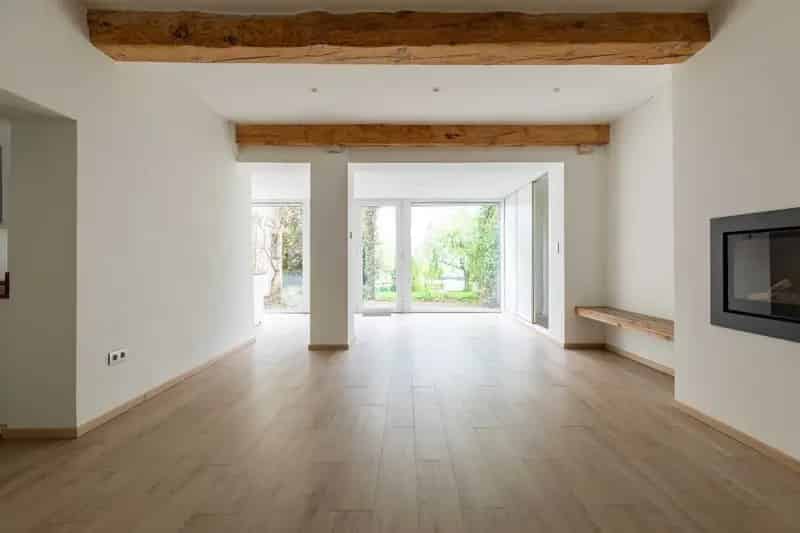 Handelspand met duplex appartement in het centrum van Brugge.