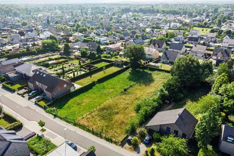 BOUWKAVEL VAN 1.463 m² OP DE WIJNGAARDSTRAAT TE LANAKEN!