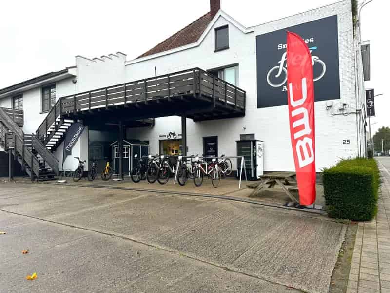 Ruime handelsruimte/kantoorruimte  en opslagkelder