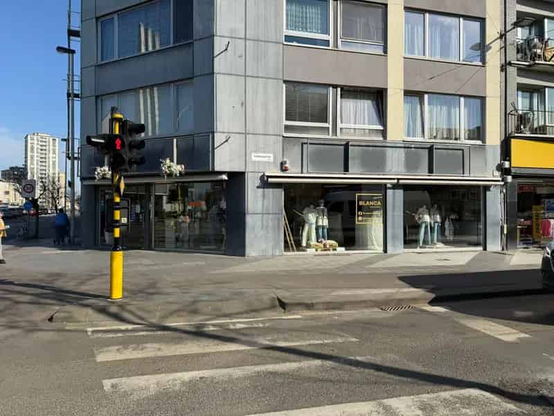 Hoekpand met Maximale Visibiliteit op Toplocatie in Deurne